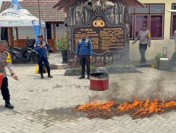 Polisi Berlatih Padamkan Kebakaran, Belajar Tangani Api dari Gas Elpiji