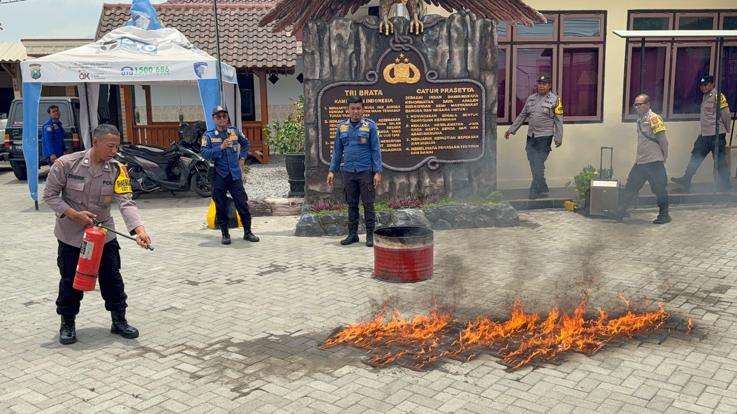 Polisi Berlatih Padamkan Kebakaran, Belajar Tangani Api dari Gas Elpiji