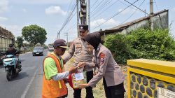 Jumat Berkah, Polsek Kandat Bagikan 100 Paket Sembako kepada Warga