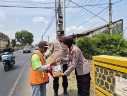 Jumat Berkah, Polsek Kandat Bagikan 100 Paket Sembako kepada Warga