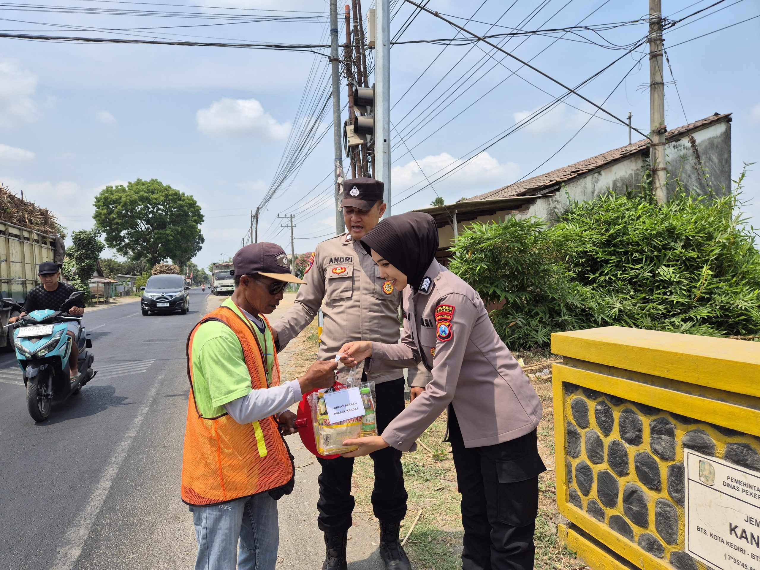 Jumat Berkah, Polsek Kandat Bagikan 100 Paket Sembako kepada Warga