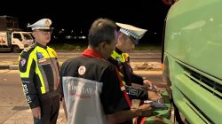 Sebanyak 11 Truk Parkir Liar di Exit Tol Nganjuk Ditilang, Polisi Siapkan Langkah Lanjutan