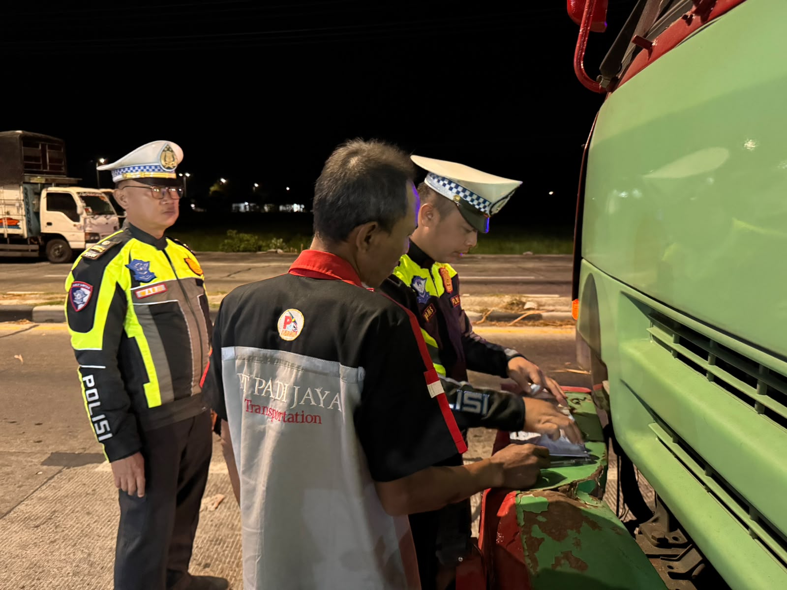 11 Truk Parkir Liar di Exit Tol Nganjuk Ditilang, Polisi Siapkan Langkah Lanjutan