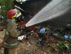 Ditinggal Pergi Pemiliknya, Rumah di Jong Biru Kediri Ludes Terbakar