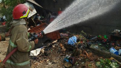 Petugas Damkar Kabupaten Kediri padamkan api yang membakar rumah warga Desa Jong Biru Sabtu siang (ist)