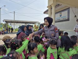 Sebanyak 48 Siswa TK Dharma Wanita Selosari Kunjungi Polsek Kandat, Kenali Tugas Polisi Sejak Dini
