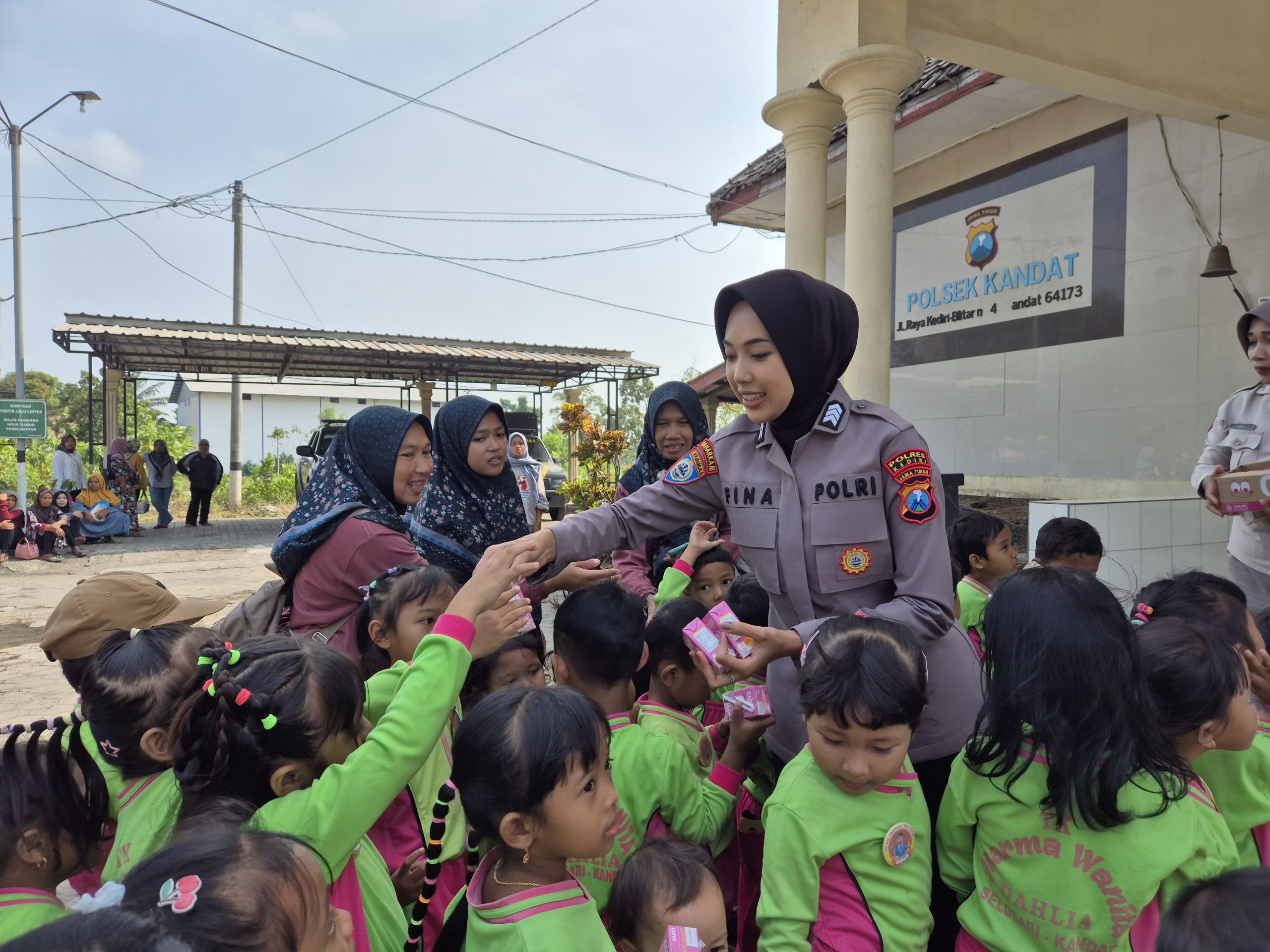 48 Siswa TK Dharma Wanita Selosari Kunjungi Polsek Kandat, Kenali Tugas Polisi Sejak Dini