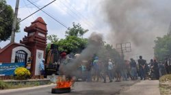 Warga Puncu dan Satak Demo di Kantor Kecamatan, Desak Tambang Pasir Dihentikan