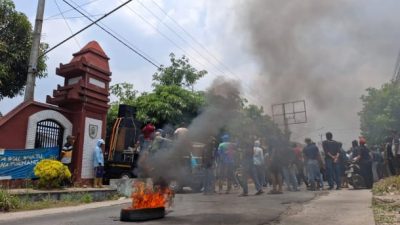 Warga Puncu dan Satak Demo di Kantor Kecamatan, Desak Tambang Pasir Dihentikan