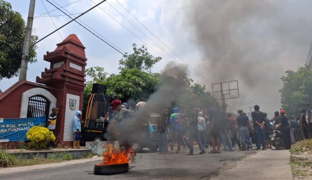Warga Puncu dan Satak Demo di Kantor Kecamatan, Desak Tambang Pasir Dihentikan
