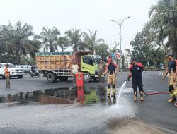 Damkar Bersihkan Tumpahan Solar Sepanjang 50 Meter di Ngasem, Tujuh Pemotor Terjatuh