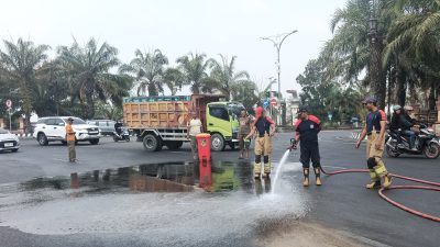 Damkar Bersihkan Tumpahan Solar Sepanjang 50 Meter di Ngasem, Tujuh Pemotor Terjatuh