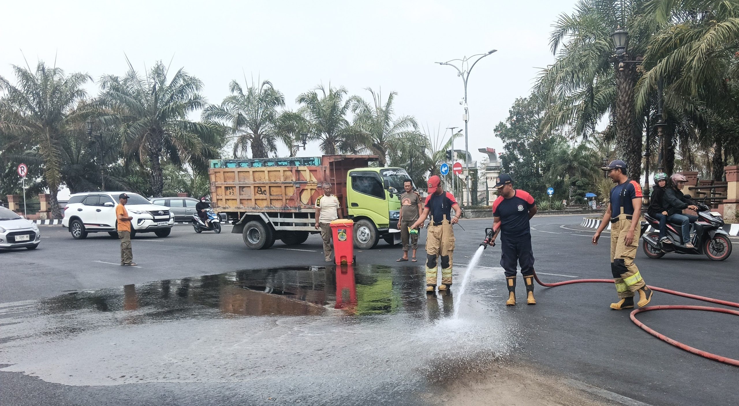 Damkar Bersihkan Tumpahan Solar Sepanjang 50 Meter di Ngasem, Tujuh Pemotor Terjatuh