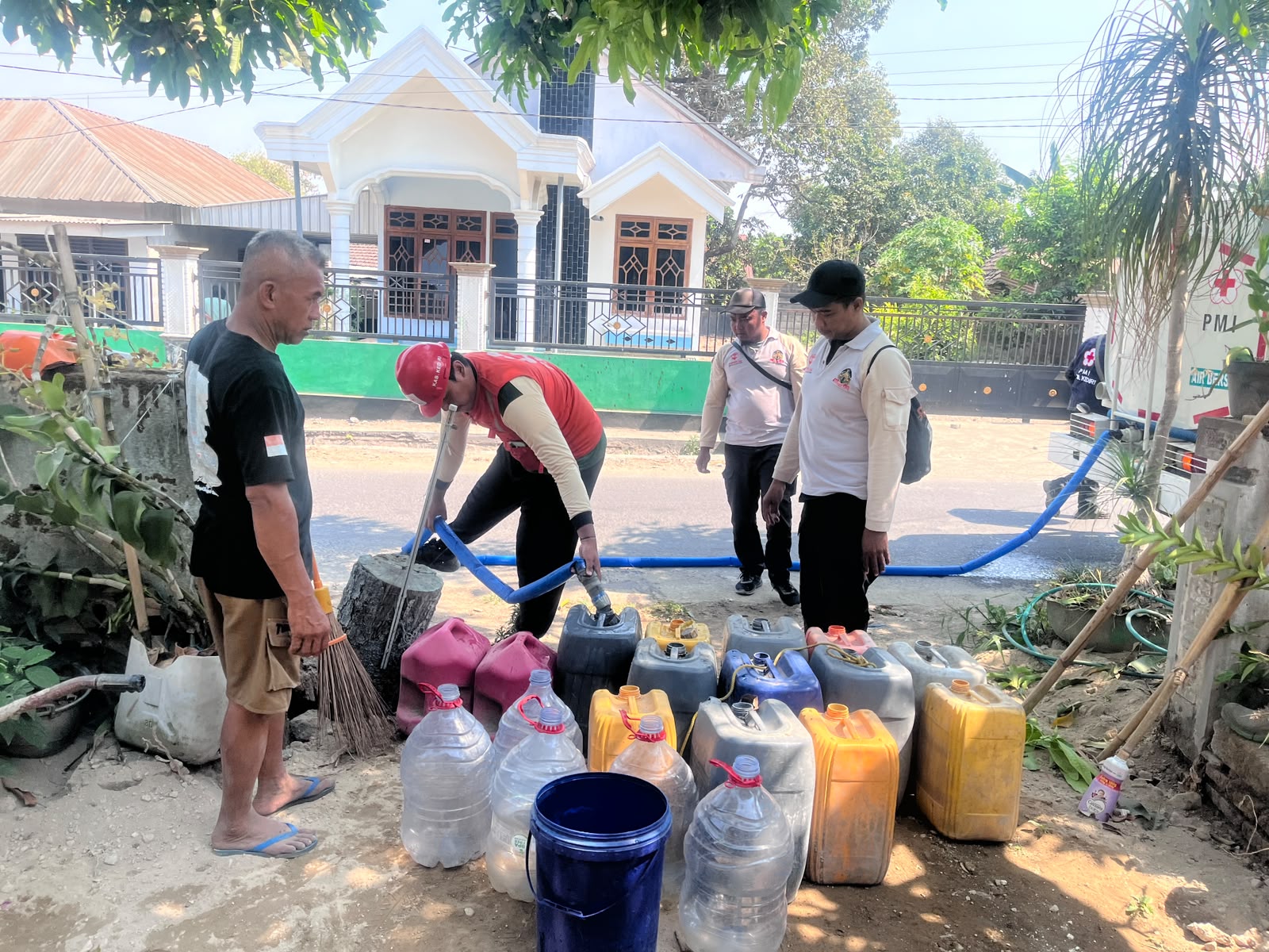 LPBI NU Kabupaten Kediri Salurkan Bantuan Air Bersih untuk Warga Puncu dan Margomulyo