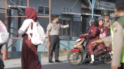 Kapolres Blitar Turun Langsung Atur Lalu Lintas Pagi di Depan SMA Negeri 1 Garum