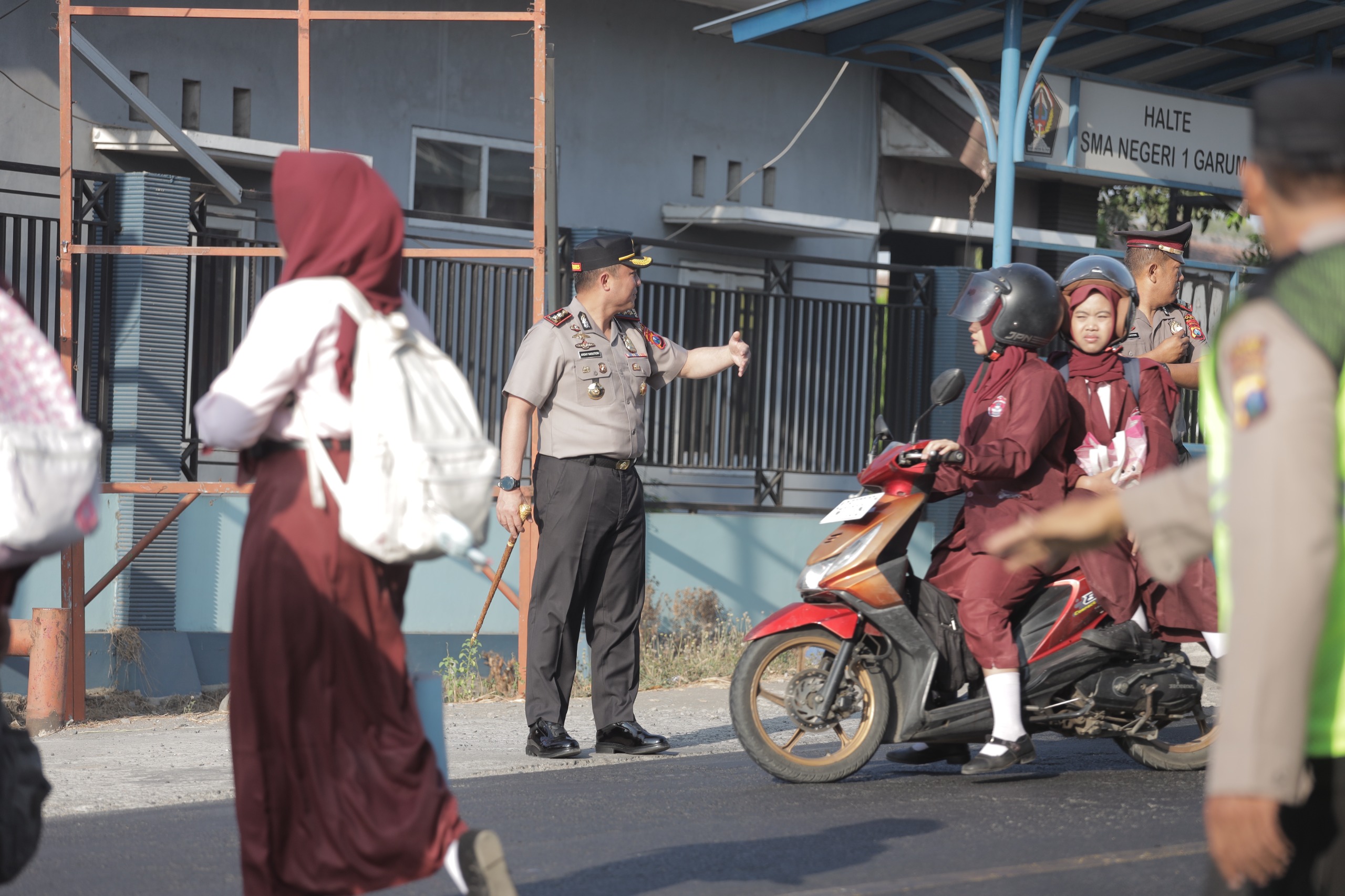 Kapolres Blitar Turun Langsung Atur Lalu Lintas Pagi di Depan SMA Negeri 1 Garum