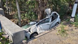 Diduga Mengantuk, Daihatsu Xenia Terjun ke Sungai di Ponorogo hingga Ringsek