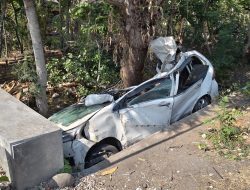 Diduga Mengantuk, Daihatsu Xenia Terjun ke Sungai di Ponorogo hingga Ringsek