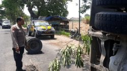As Roda Patah, Truk Pengangkut Pasir Terguling di Jalan Raya Janti Wates