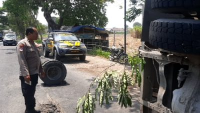 As Roda Patah, Truk Pengangkut Pasir Terguling di Jalan Raya Janti Wates