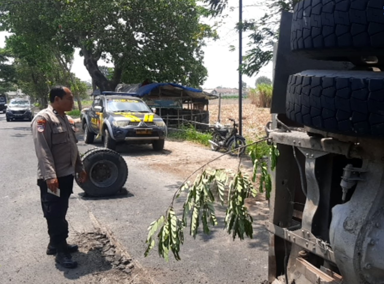 As Roda Patah, Truk Pengangkut Pasir Terguling di Jalan Raya Janti Wates