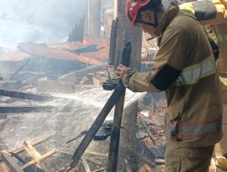 Ditinggal Jemput Anak Sekolah, Kandang Sapi Warga Mojo Kediri Terbakar akibat Bakar Sampah