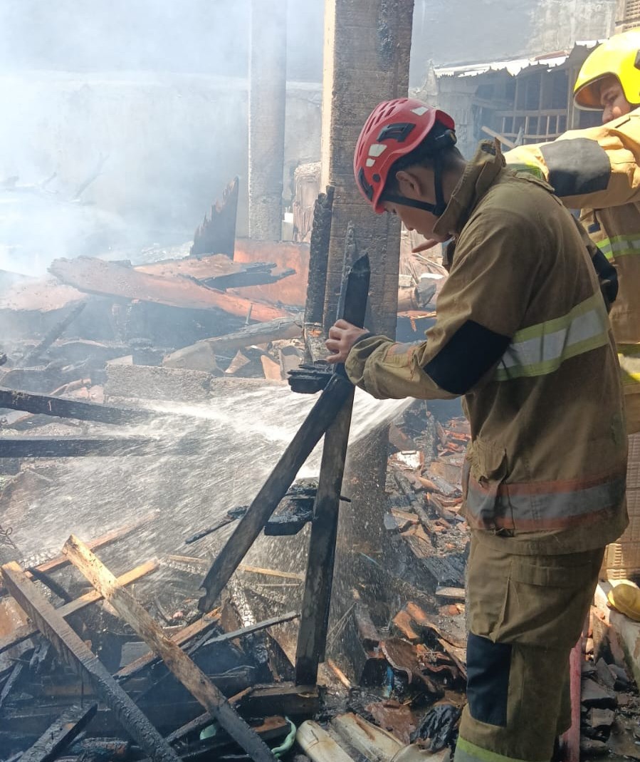 Ditinggal Jemput Anak Sekolah, Kandang Sapi Warga Mojo Kediri Terbakar akibat Bakar Sampah