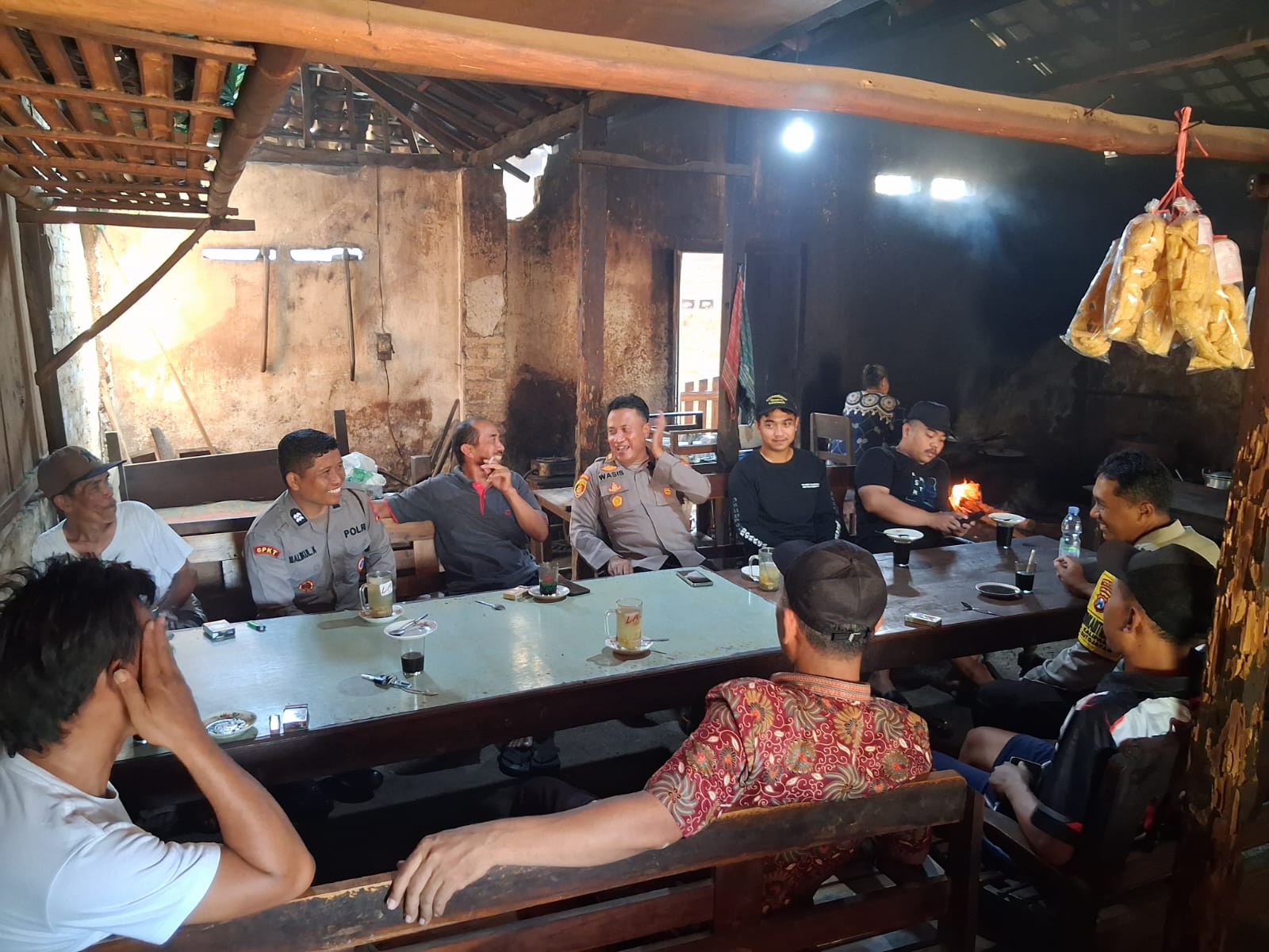 Polsek Lodoyo Timur Ngopi Bareng Warga Bacem, Perkuat Komunikasi dan Keamanan Lingkungan