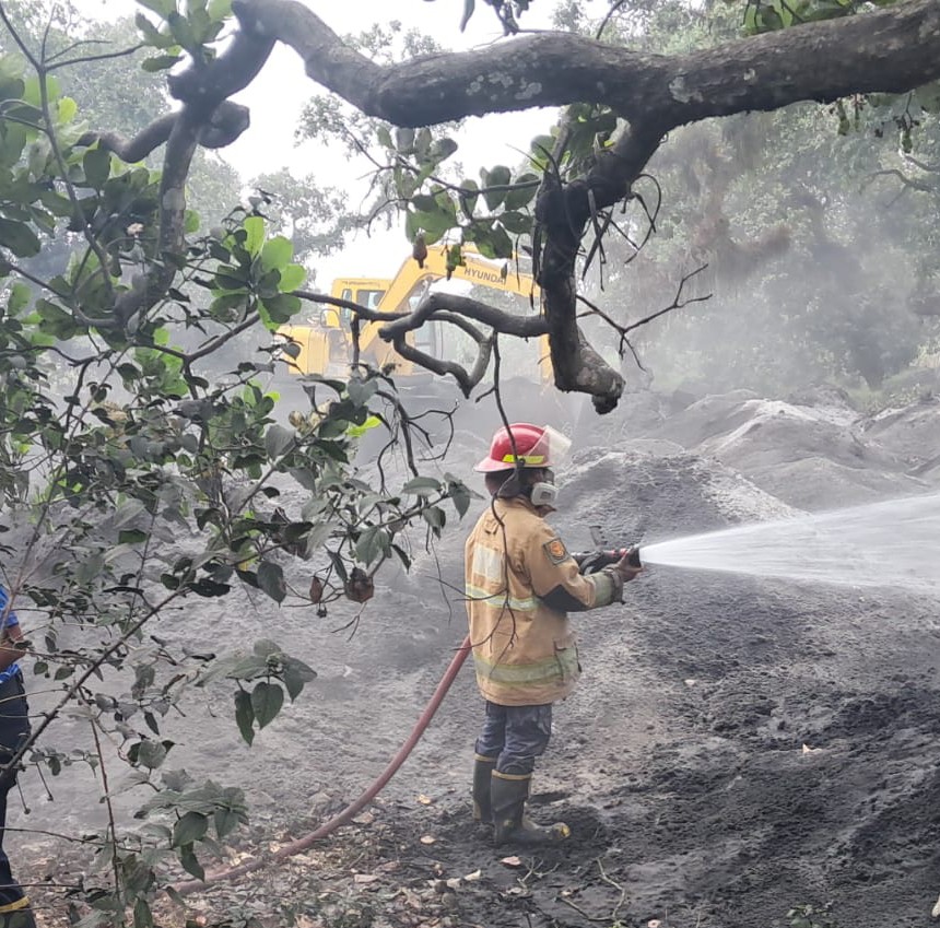 Kebakaran Lahan Tebu di Plosoklaten Merembet ke Timbunan Sepah, Kerugian Ditaksir Rp98 Juta