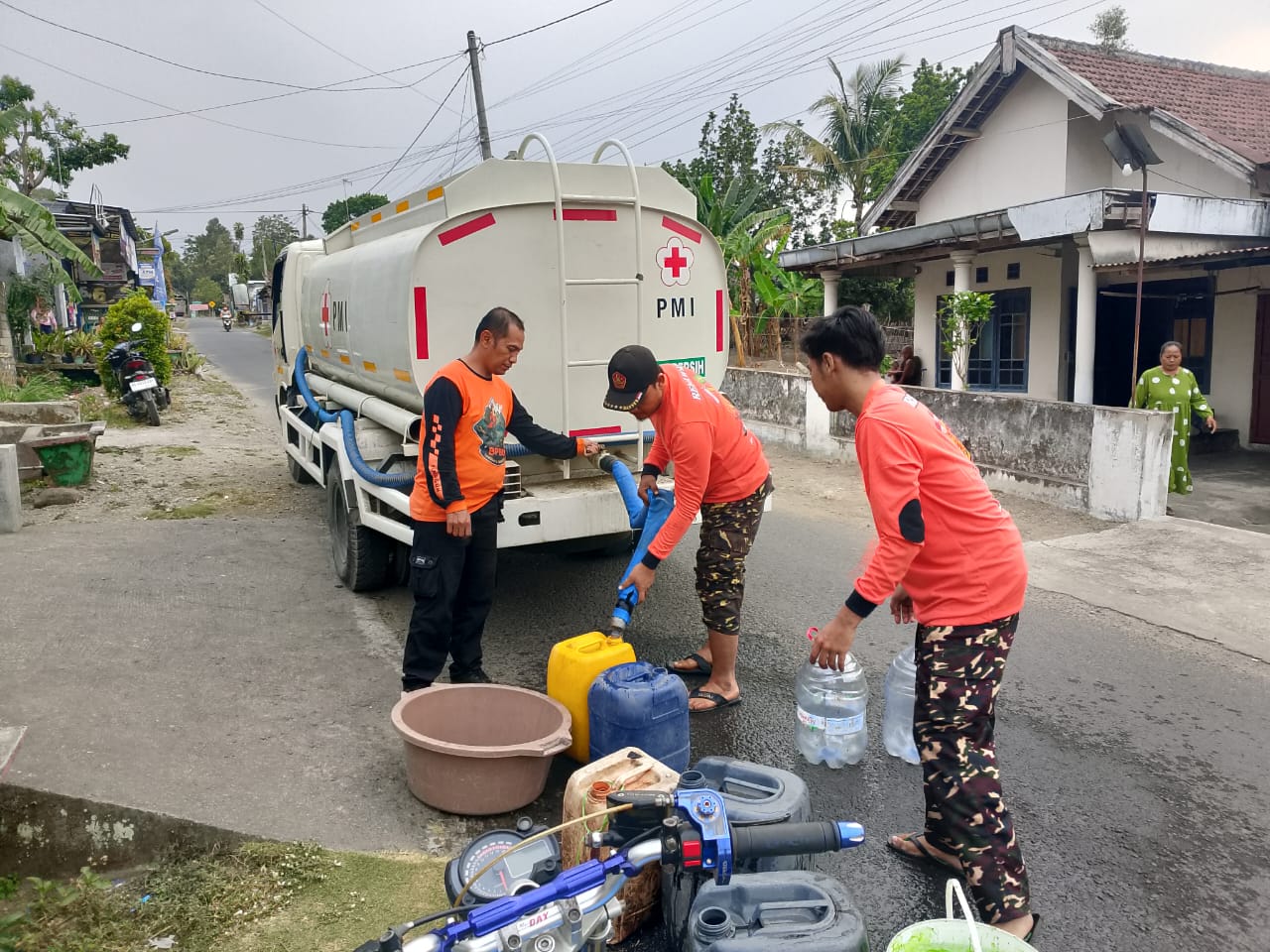 BPBD Kabupaten Kediri Rutin Salurkan Air Bersih ke Sejumlah Desa di Puncu dan Kepung