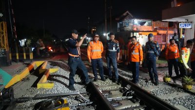 Deputy KAI Daop 7 Madiun Inspeksi Perlintasan Malam Hari, Pastikan Keselamatan hingga Pelayanan Stasiun