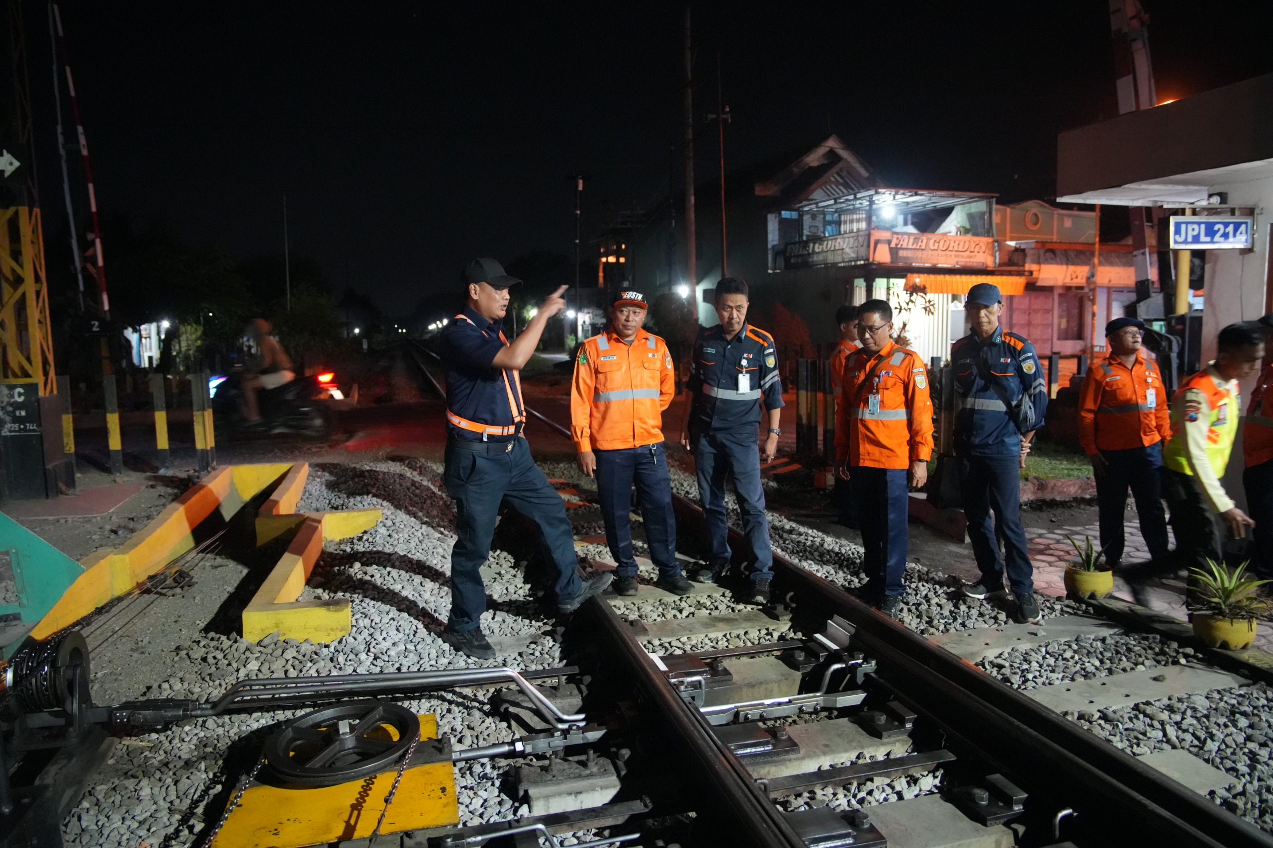 Deputy KAI Daop 7 Madiun Inspeksi Perlintasan Malam Hari, Pastikan Keselamatan hingga Pelayanan Stasiun