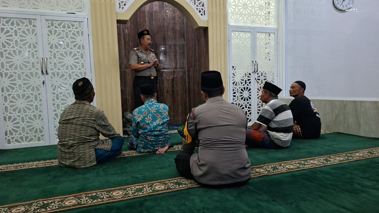 Patroli Subuh dan Salat Berjamaah, Polsek Pagu Kediri Ajak Warga Aktifkan Siskamling