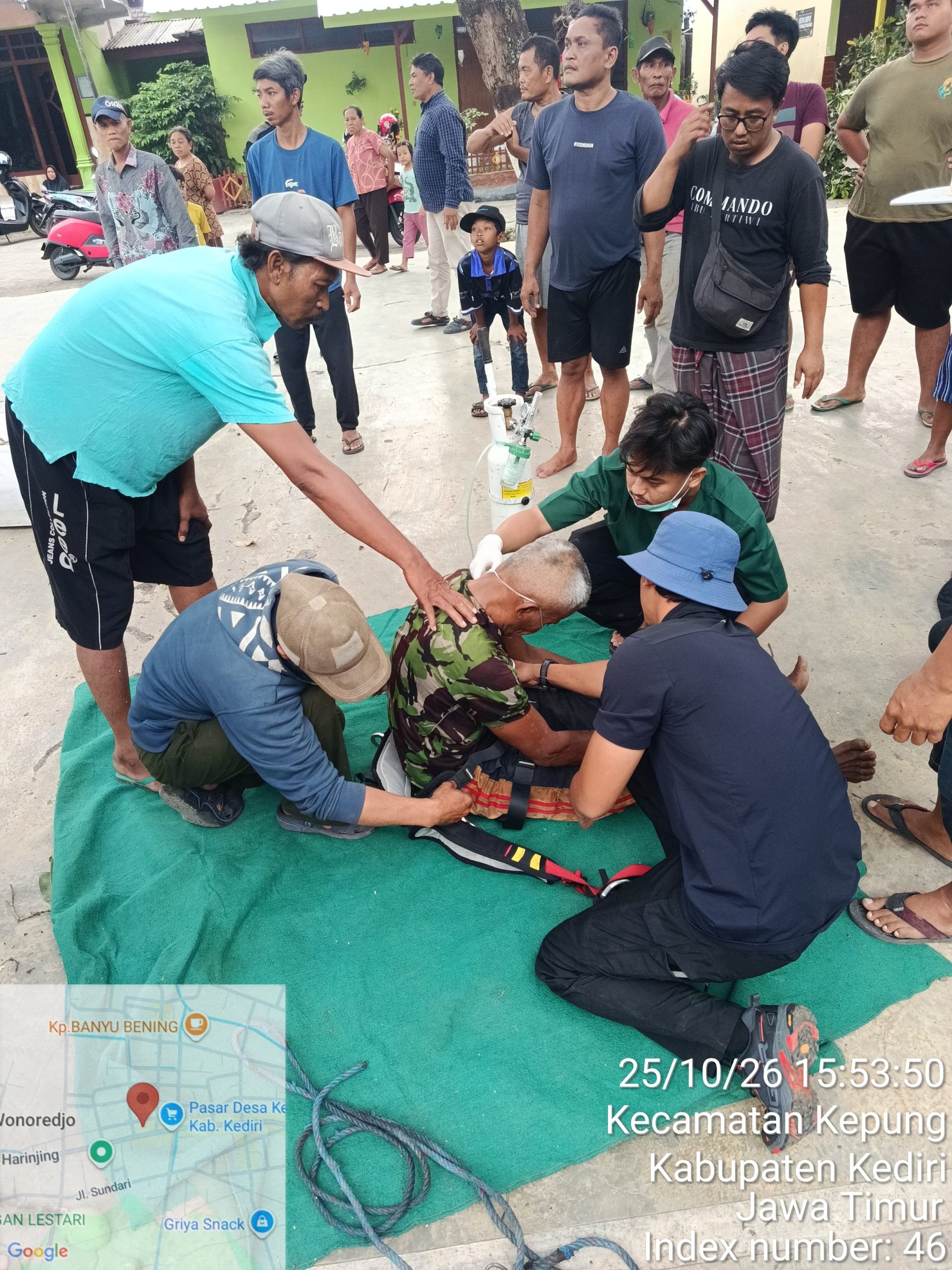 Pangkas Dahan di Pohon Setinggi 15 Meter, Warga Kepung Kediri Semaput dan Dievakuasi Damkar