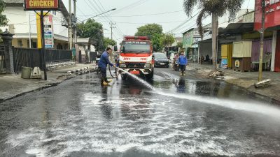 Dua Pemotor Terpeleset akibat Limbah Blotong Tumpah di Jalan Ngadiluwih, Damkar Bergerak Cepat
