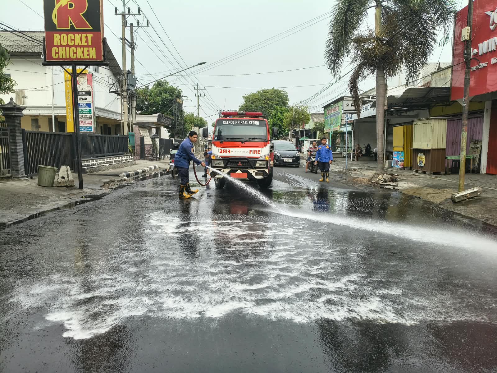 Dua Pemotor Terpeleset akibat Limbah Blotong Tumpah di Jalan Ngadiluwih, Damkar Bergerak Cepat
