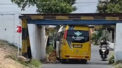 Mobil Elf Tersangkut Portal Underpass di Tulungagung, KAI Ingatkan Pengendara Patuhi Batas Ketinggian