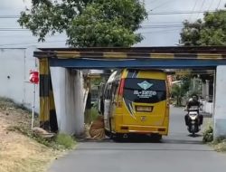 Mobil Elf Tersangkut Portal Underpass di Tulungagung, KAI Ingatkan Pengendara Patuhi Batas Ketinggian
