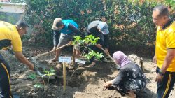 Polres Blitar Gelar Green Policing di Garum, Bersihkan Lingkungan hingga Bagikan Sembako