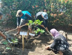 Polres Blitar Gelar Green Policing di Garum, Bersihkan Lingkungan hingga Bagikan Sembako