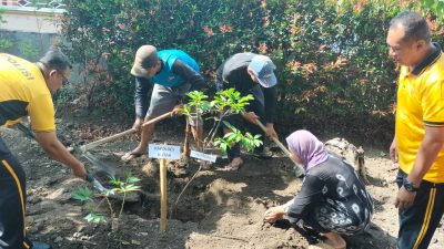 Polres Blitar Gelar Green Policing di Garum, Bersihkan Lingkungan hingga Bagikan Sembako