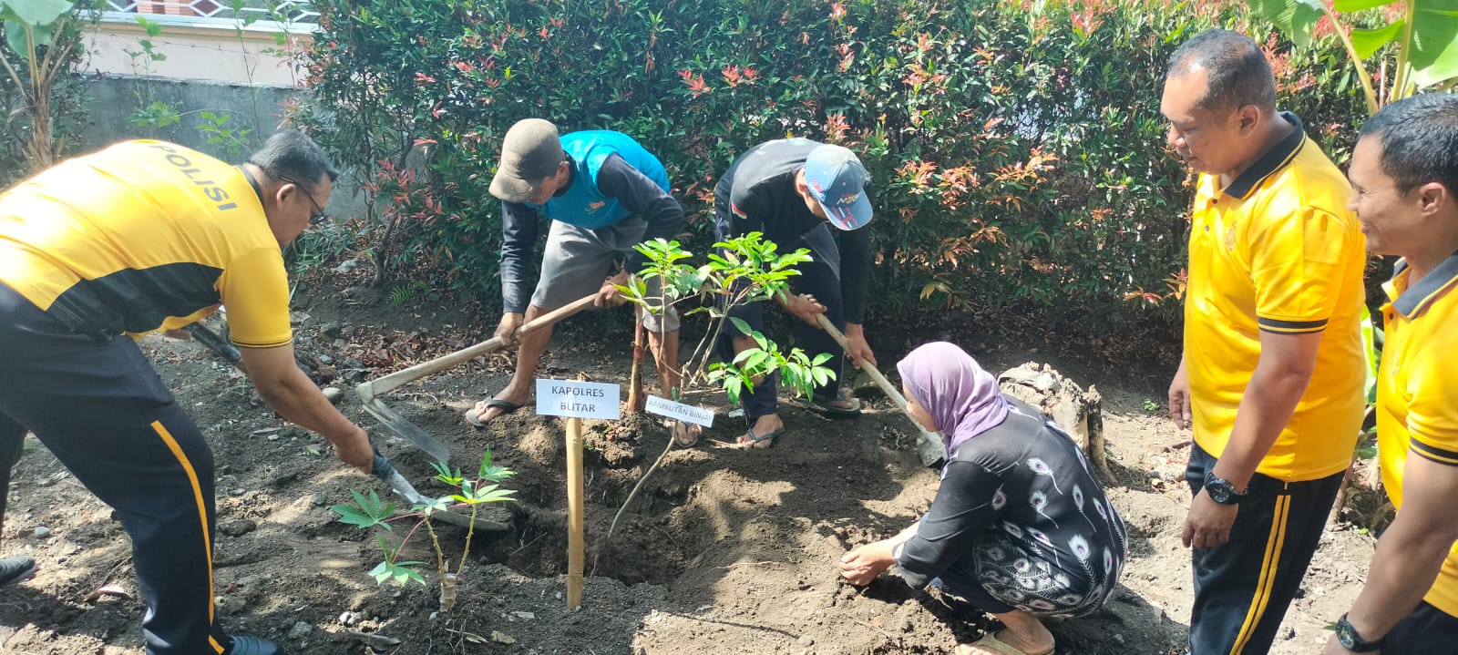 Polres Blitar Gelar Green Policing di Garum, Bersihkan Lingkungan hingga Bagikan Sembako