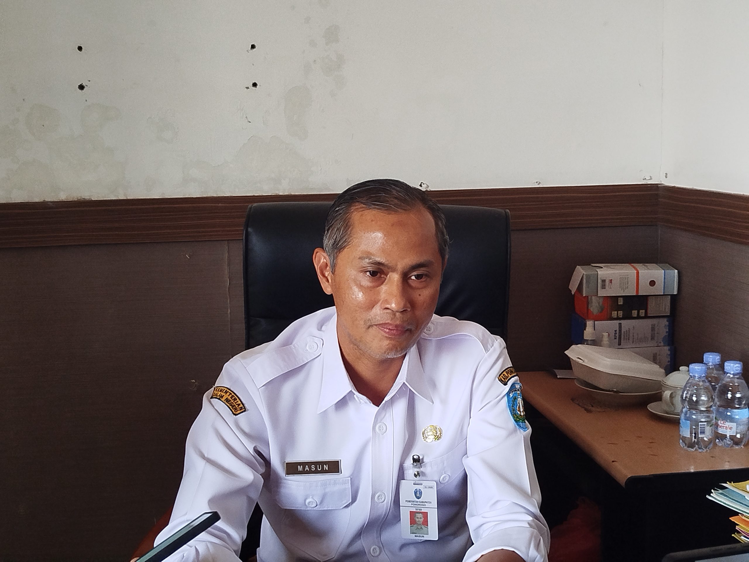 Ponorogo Belum Masuk Musim Hujan, BPBD Sebut Hujan di Sejumlah Wilayah Masih Fenomena Biasa Ponorogo, LINGKARWILIS.COM – Hujan mulai mengguyur sejumlah wilayah di Kabupaten Ponorogo dalam beberapa hari terakhir. Namun, kondisi tersebut belum bisa menjadi penanda bahwa Bumi Reog telah memasuki musim penghujan. Badan Penanggulangan Bencana Daerah (BPBD) Ponorogo menyebut sebagian wilayah masih berada dalam periode peralihan dari musim kemarau menuju musim hujan. Bahkan, sejumlah daerah hingga kini masih mengalami dampak kekeringan. Kepala Pelaksana BPBD Ponorogo, Masun, mengatakan hujan yang turun di wilayah Ngebel, Badegan, dan Slahung masih tergolong fenomena biasa yang dapat terjadi di tengah musim kemarau. Menurutnya, suatu wilayah baru dapat dinyatakan memasuki musim penghujan apabila curah hujan mencapai sedikitnya 50 milimeter per dasarian selama tiga dasarian berturut-turut. “Hujan yang turun di beberapa wilayah seperti Ngebel, Badegan, dan Slahung masih merupakan fenomena biasa di tengah musim kemarau. Jadi, Ponorogo belum bisa dinyatakan masuk musim penghujan,” kata Masun. Masun menjelaskan, berdasarkan prakiraan Badan Meteorologi, Klimatologi, dan Geofisika (BMKG), sebagian besar wilayah Ponorogo diperkirakan baru memasuki musim penghujan pada pertengahan hingga akhir November 2026. Sementara itu, sejumlah wilayah diprediksi mengalami awal musim hujan lebih lambat. Di antaranya Kecamatan Pudak, Pulung, Sooko, dan Ngrayun yang diperkirakan baru memasuki musim penghujan pada Desember mendatang. “Kalau perkiraan dan prediksi BMKG hujan masih di bulan November, kemungkinan pada pertengahan,” ujarnya. Karena itu, masyarakat diimbau tidak langsung menganggap hujan yang turun saat ini sebagai tanda berakhirnya musim kemarau. Warga juga diminta tetap memantau perkembangan cuaca melalui informasi resmi dari pihak berwenang. Pasalnya, BPBD Ponorogo hingga kini masih melakukan distribusi air bersih ke sejumlah wilayah yang terdampak kekeringan. Langkah tersebut akan terus dilakukan selama masih terdapat permintaan dari masyarakat. “Selama masih ada permintaan dropping air bersih ya tetap kita lakukan, karena memang masih terjadi kekurangan air bersih,” pungkas Masun. Reporter: Sony Dwi Prastyo Editor: