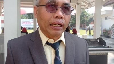 Musim Transisi, Dinkes Kabupaten Kediri Ingatkan Warga Waspadai ISPA Kediri, LINGKARWILIS.COM – Memasuki masa peralihan dari musim kemarau menuju musim penghujan, Dinas Kesehatan (Dinkes) Kabupaten Kediri mengingatkan masyarakat untuk meningkatkan kewaspadaan terhadap risiko infeksi saluran pernapasan akut (ISPA). Perubahan kondisi cuaca pada masa transisi dapat memengaruhi kondisi tubuh. Terlebih, daya tahan setiap orang berbeda sehingga masyarakat perlu menjaga kesehatan agar tidak mudah terserang penyakit. Dinkes Kabupaten Kediri mengimbau masyarakat mencukupi waktu istirahat dan mengurangi paparan langsung sinar matahari. Saat beraktivitas di luar ruangan, warga disarankan menggunakan topi atau pelindung lainnya untuk menghindari panas berlebih yang dapat membuat tubuh cepat lelah. Selain itu, penggunaan masker dapat menjadi salah satu langkah untuk mengurangi paparan debu dan partikel di udara yang berpotensi mengganggu saluran pernapasan. Adapun sejumlah gejala yang perlu diwaspadai antara lain nyeri saat menelan, kesulitan makan, hidung terasa panas atau tersumbat, pusing hingga demam. Jika mengalami keluhan tersebut, masyarakat disarankan segera memeriksakan diri ke dokter atau fasilitas kesehatan seperti puskesmas. Warga juga diingatkan tidak mengonsumsi obat secara sembarangan tanpa mendapatkan petunjuk tenaga medis. Hal tersebut disampaikan Kepala Dinkes Kabupaten Kediri dr. Ahmad Khatib usai mengikuti upacara Hari Kesaktian Pancasila di lingkungan Pemkab Kediri, Kamis (1/10) pagi. Khatib menambahkan, kondisi cuaca yang berubah-ubah selama masa transisi perlu diantisipasi dengan menjaga kebugaran tubuh. Menurutnya, kondisi tubuh yang menurun dapat membuat seseorang lebih rentan mengalami gangguan kesehatan. "Ada baiknya jangan abai jika kondisi tubuh sedang drop. Segera obati dan jangan tunda untuk kepentingan diri sendiri dan keluarga. Jika dalam satu keluarga ada yang satu sakit, pasti anggota keluarga terdampak dan ini segera cari solusi untuk peroleh kondisi tubuh yang benar-benar bugar dan sehat," imbuhnya.