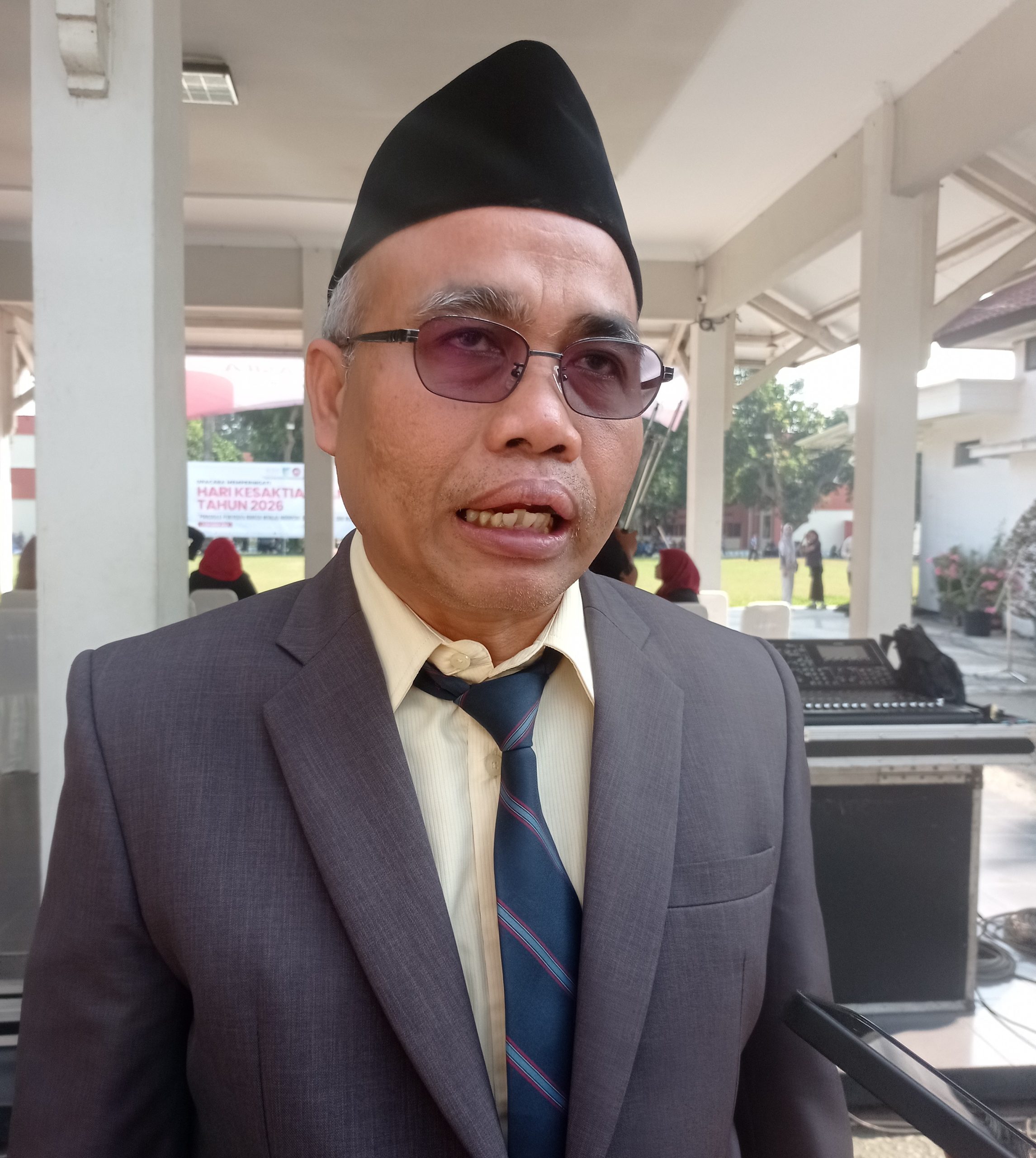 Musim Transisi, Dinkes Kabupaten Kediri Ingatkan Warga Waspadai ISPA Kediri, LINGKARWILIS.COM – Memasuki masa peralihan dari musim kemarau menuju musim penghujan, Dinas Kesehatan (Dinkes) Kabupaten Kediri mengingatkan masyarakat untuk meningkatkan kewaspadaan terhadap risiko infeksi saluran pernapasan akut (ISPA). Perubahan kondisi cuaca pada masa transisi dapat memengaruhi kondisi tubuh. Terlebih, daya tahan setiap orang berbeda sehingga masyarakat perlu menjaga kesehatan agar tidak mudah terserang penyakit. Dinkes Kabupaten Kediri mengimbau masyarakat mencukupi waktu istirahat dan mengurangi paparan langsung sinar matahari. Saat beraktivitas di luar ruangan, warga disarankan menggunakan topi atau pelindung lainnya untuk menghindari panas berlebih yang dapat membuat tubuh cepat lelah. Selain itu, penggunaan masker dapat menjadi salah satu langkah untuk mengurangi paparan debu dan partikel di udara yang berpotensi mengganggu saluran pernapasan. Adapun sejumlah gejala yang perlu diwaspadai antara lain nyeri saat menelan, kesulitan makan, hidung terasa panas atau tersumbat, pusing hingga demam. Jika mengalami keluhan tersebut, masyarakat disarankan segera memeriksakan diri ke dokter atau fasilitas kesehatan seperti puskesmas. Warga juga diingatkan tidak mengonsumsi obat secara sembarangan tanpa mendapatkan petunjuk tenaga medis. Hal tersebut disampaikan Kepala Dinkes Kabupaten Kediri dr. Ahmad Khatib usai mengikuti upacara Hari Kesaktian Pancasila di lingkungan Pemkab Kediri, Kamis (1/10) pagi. Khatib menambahkan, kondisi cuaca yang berubah-ubah selama masa transisi perlu diantisipasi dengan menjaga kebugaran tubuh. Menurutnya, kondisi tubuh yang menurun dapat membuat seseorang lebih rentan mengalami gangguan kesehatan. "Ada baiknya jangan abai jika kondisi tubuh sedang drop. Segera obati dan jangan tunda untuk kepentingan diri sendiri dan keluarga. Jika dalam satu keluarga ada yang satu sakit, pasti anggota keluarga terdampak dan ini segera cari solusi untuk peroleh kondisi tubuh yang benar-benar bugar dan sehat," imbuhnya.