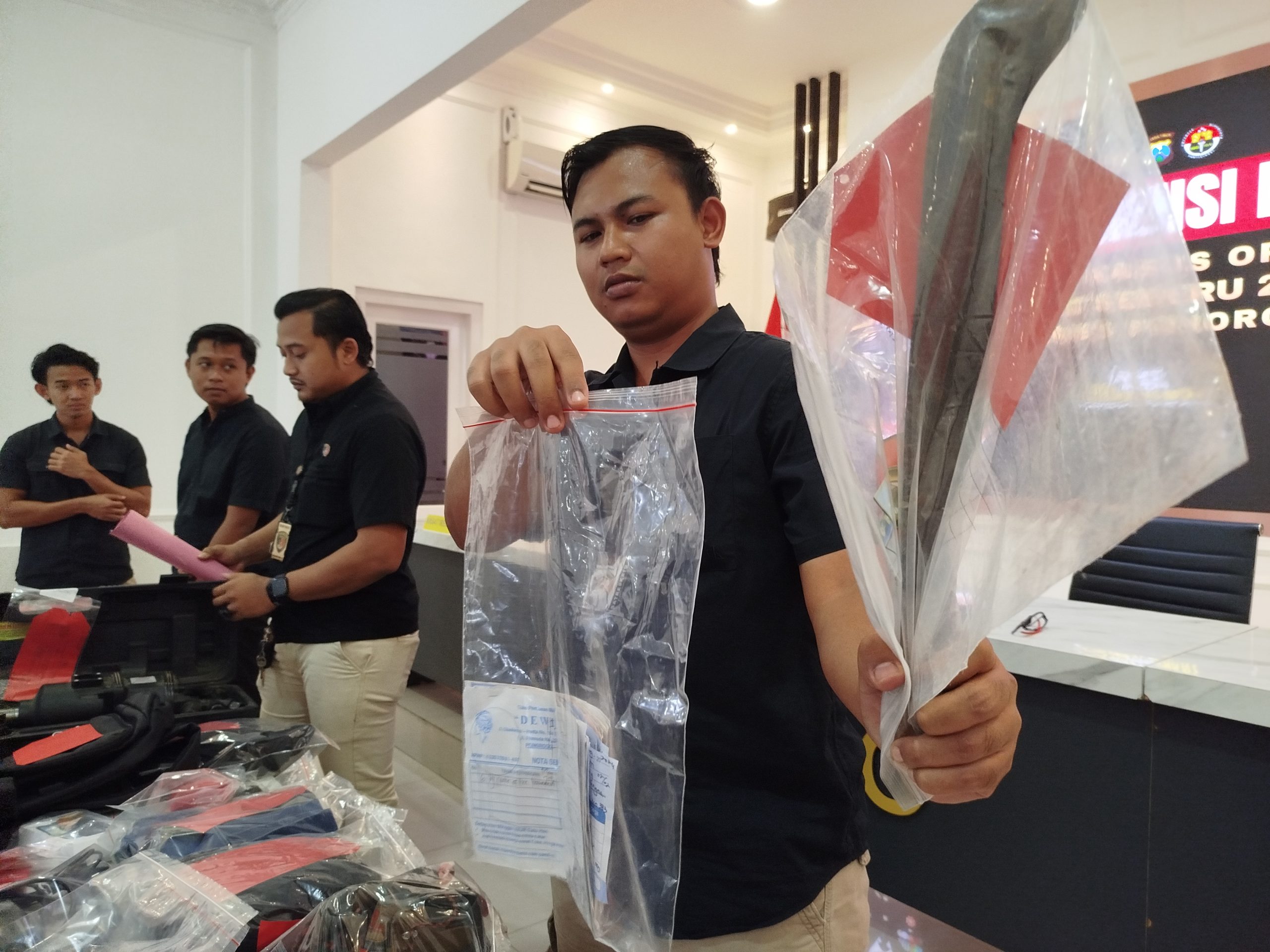 Berpura-pura Jual Sayur Keliling, Dua Pria di Ponorogo Curi Emas 209 Gram