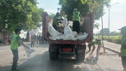 Petugas DLH Kabupaten Kediri Bersihkan Kawasan SLG Dua Kali Sehari, Sampah Dipilah Sebelum Diangkut