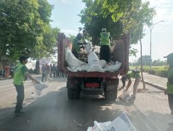 Petugas DLH Kabupaten Kediri Bersihkan Kawasan SLG Dua Kali Sehari, Sampah Dipilah Sebelum Diangkut