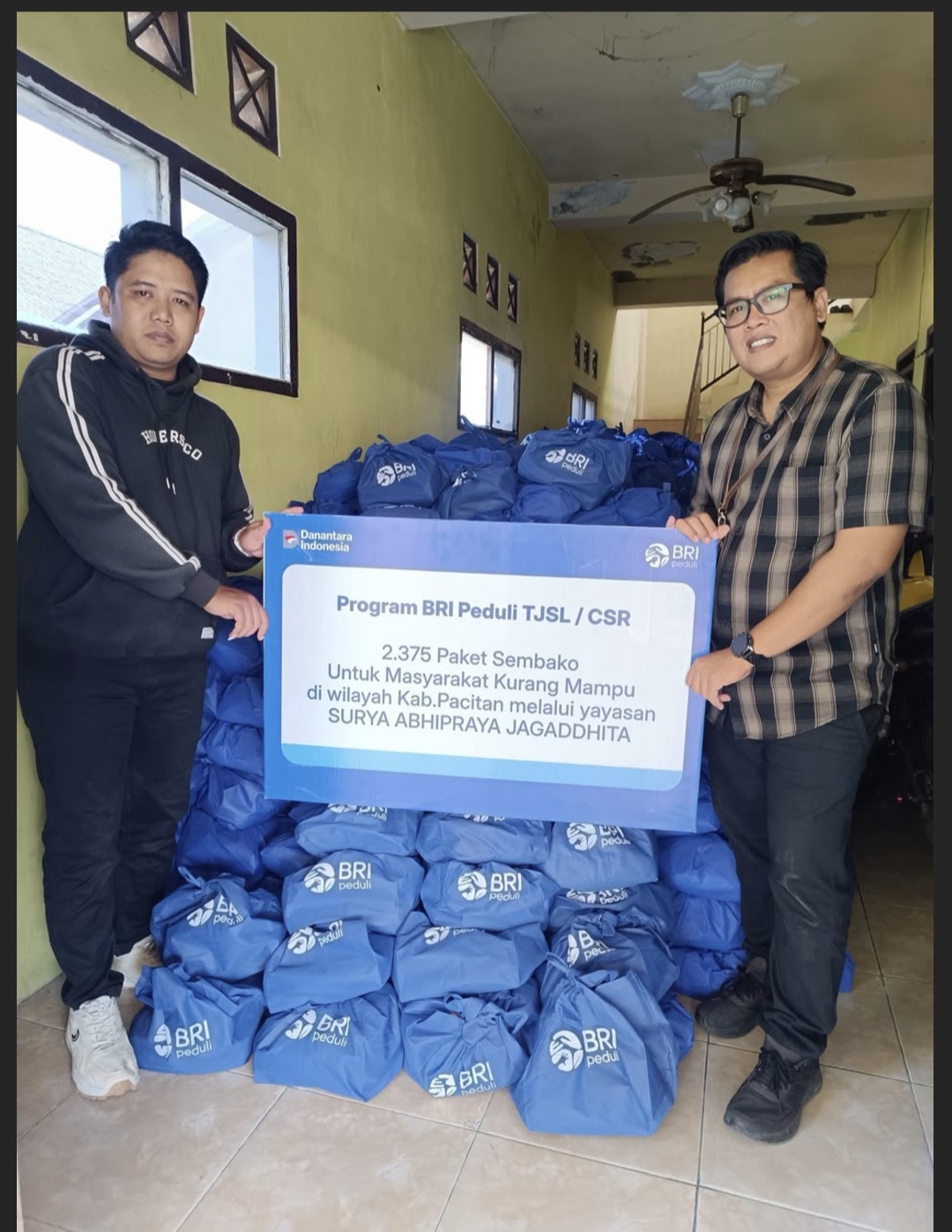 BRI Pacitan dan Yayasan Surya Abhipraya Jagaddhita Bagikan 2.375 Paket Sembako untuk Warga Kurang Mampu