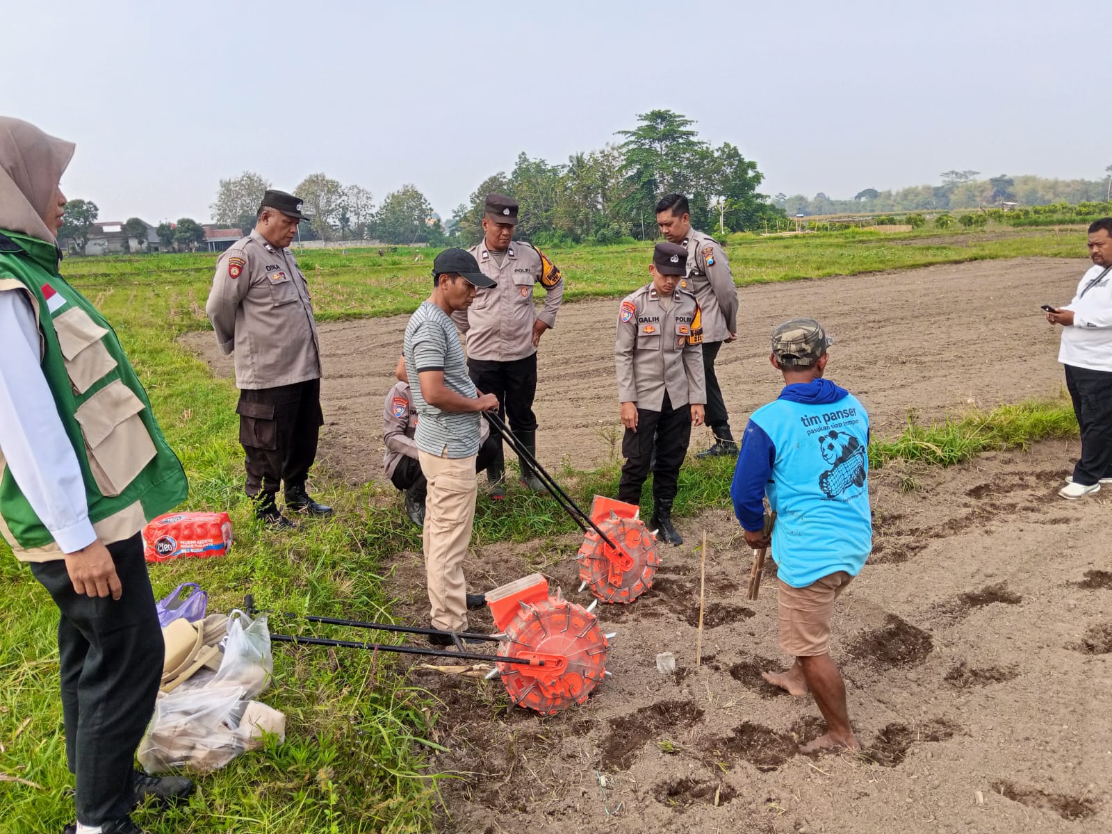 Polsek Wlingi Manfaatkan Lahan Kosong untuk Tanam Jagung, Dukung Ketahanan Pangan